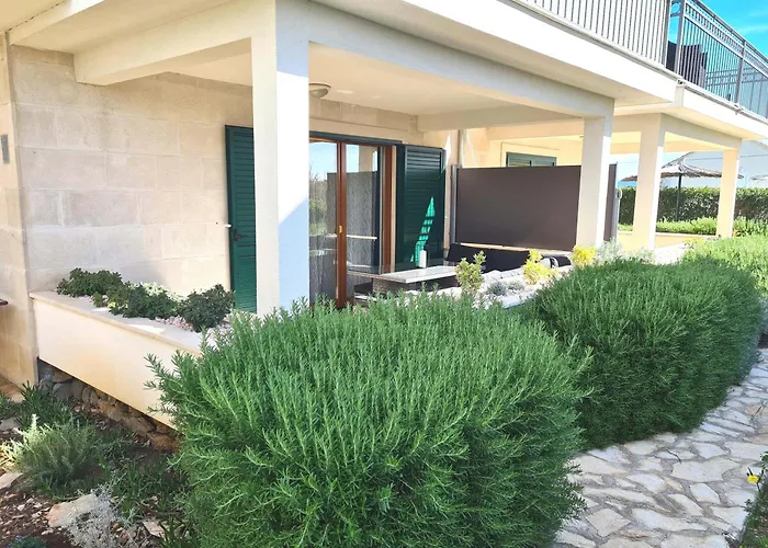 Swimming Pool 400m To - Noa Milna (Brac)