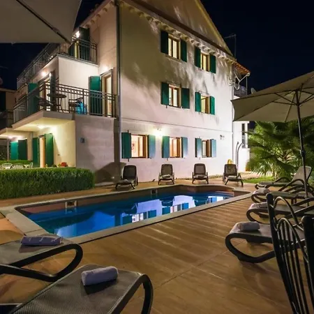 Swimming Pool 400m To - Noa Apartament *